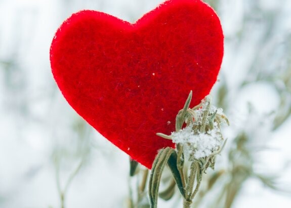 Picture of a red heart in Snow for Alaska Valentine